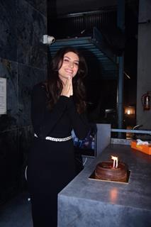 Elnaaz Norouzi Celebrates her birthday with paps