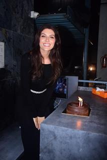 Elnaaz Norouzi Celebrates her birthday with paps