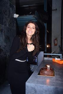 Elnaaz Norouzi Celebrates her birthday with paps