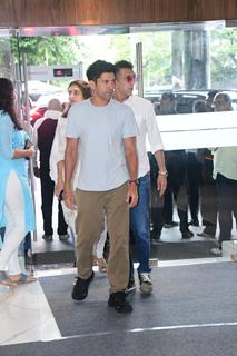 Farhan Akhtar attend Krishan Kumar’s daughter Tishaa Kumar’s funeral in Mumbai