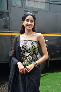 Janhvi Kapoor snapped on the set of Bigg Boss OTT for the promotion of their upcoming film Ulajh 