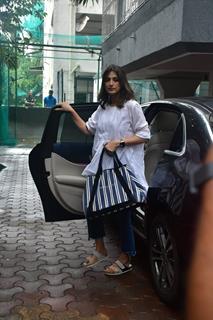 Sonali Bendre snapped at Farah Khan’s residence