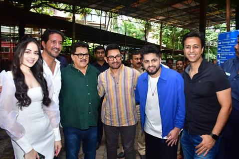 Aamir Khan, Salim Merchant, Sulaiman Merchant, Ashok Pandit, Raj Pandit and Zoya Afroz snapped at the special launch of Raj Pandit's Kooriye