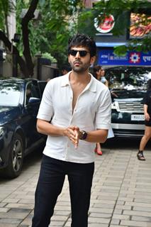 Kartik Aaryan snapped in the city