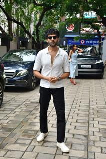 Kartik Aaryan snapped in the city