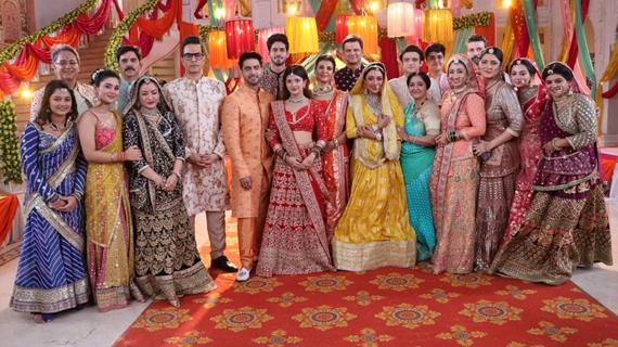 Romit Raj, Rupali Ganguly, Sudhanshu Pandey, Shruti Ulfat, Anita Raaj, Rohit Purohit, Samridhii Shukla and Rishabh Jaiswal celebration of Raksha Bandhan on set