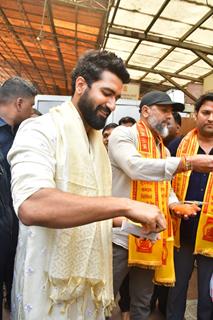 Vicky Kaushal seek blessing from Siddhivinayak Temple Before their movie promotion, 'Chhaava'