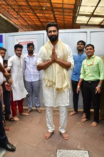 Vicky Kaushal seek blessing from Siddhivinayak Temple Before their movie promotion, 'Chhaava'