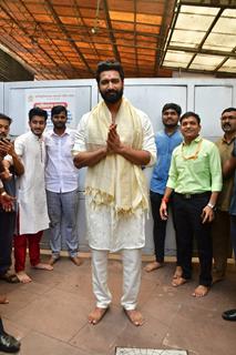 Vicky Kaushal seek blessing from Siddhivinayak Temple Before their movie promotion, 'Chhaava'