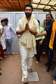 Vicky Kaushal seek blessing from Siddhivinayak Temple Before their movie promotion, 'Chhaava'