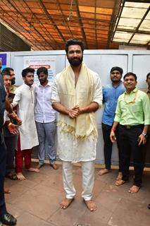 Vicky Kaushal seek blessing from Siddhivinayak Temple Before their movie promotion, 'Chhaava'