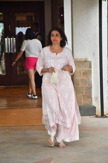 Sonali Kulkarni attends prayer meet of late photographer Pradeep Bandekar