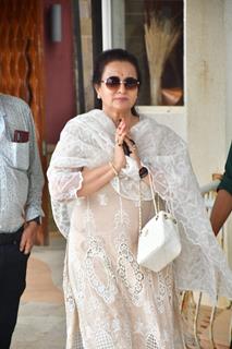 Poonam Dhillon attends prayer meet of late photographer Pradeep Bandekar