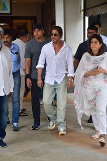 Shah Rukh Khan attends prayer meet of late photographer Pradeep Bandekar