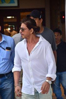 Shah Rukh Khan attends prayer meet of late photographer Pradeep Bandekar