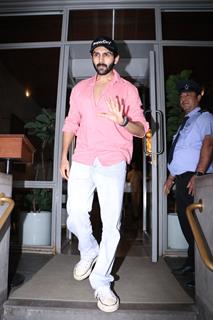 Kartik Aaryan snapped in the city