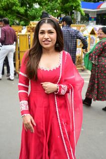 Tulsi Kumar snapped at Siddhivinayak Temple