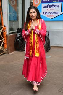 Tulsi Kumar snapped at Siddhivinayak Temple