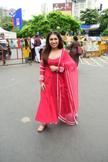 Tulsi Kumar snapped at Siddhivinayak Temple