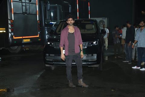 Kartik Aaryan snapped in the city