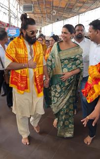 Ranveer Singh and Deepika Padukone snapped at Siddhivinayak Temple 