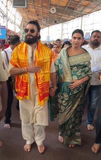 Ranveer Singh and Deepika Padukone snapped at Siddhivinayak Temple 