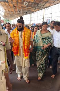 Ranveer Singh and Deepika Padukone snapped at Siddhivinayak Temple 