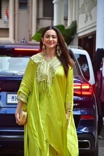 Rakul Preet Singh outside Shilpa Shetty's residence for Ganapati Darshan