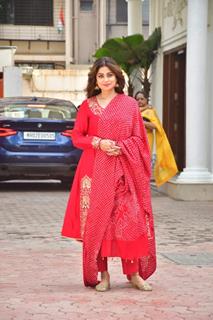 Shamita Shetty outside Shilpa Shetty's residence for Ganapati Darshan