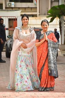 Tanishaa Mukerji and Tanuja Mukerji outside Shilpa Shetty's residence for Ganapati Darshan