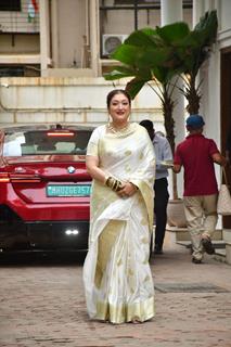 Celebrities outside Shilpa Shetty's residence for Ganapati Darshan