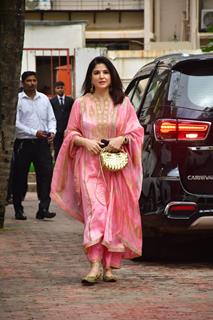 Maheep Kapoor outside Shilpa Shetty's residence for Ganapati Darshan