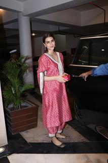 Kriti Sanon snapped outside Manish Malhotra's house for Ganapati Bappa's Darshan