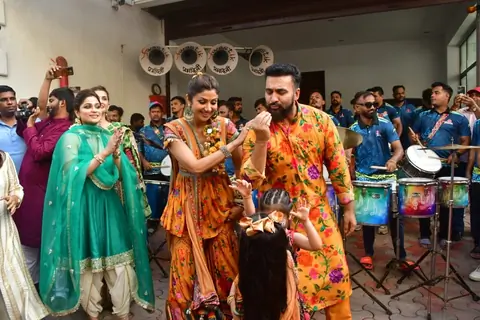 Shilpa Shetty and Raj Kundra snapped at their Ganapati Bappa Visarjan