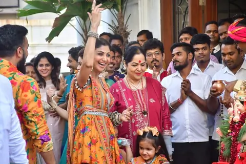 Shilpa Shetty snapped at their Ganapati Bappa Visarjan