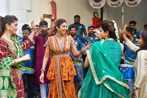 Shamita Shetty and Shilpa Shetty snapped at their Ganapati Bappa Visarjan