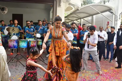Shilpa Shetty snapped at their Ganapati Bappa Visarjan