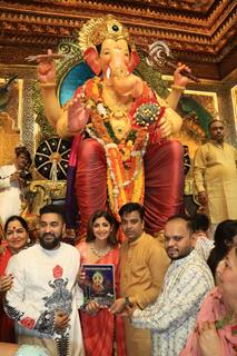 Shilpa Shetty and Raj Kundra snapped at Lalbhaug Cha Raja