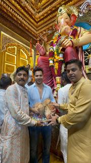 Varun Dhawan snapped at Lalbhaug Cha Raja