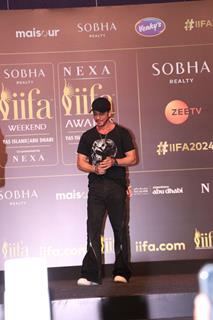 Shah Rukh Khan snapped at the conference of 24th IIFA Awards