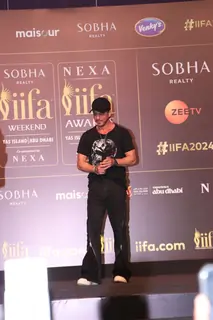 Shah Rukh Khan snapped at the conference of 24th IIFA Awards