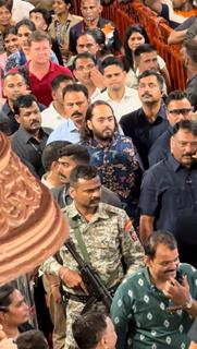 Anant Ambani snapped at Lalbhaug cha Raja