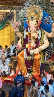Anant Ambani snapped at Lalbhaug cha Raja
