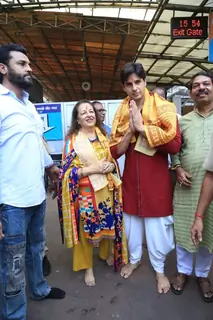Sidharth Malhotra And Rimma Malhotra snapped at Siddhivinayak Temple 