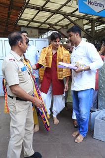 Sidharth Malhotra And Rimma Malhotra snapped at Siddhivinayak Temple 