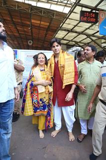 Sidharth Malhotra And Rimma Malhotra snapped at Siddhivinayak Temple 