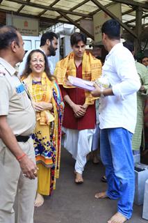 Sidharth Malhotra And Rimma Malhotra snapped at Siddhivinayak Temple 