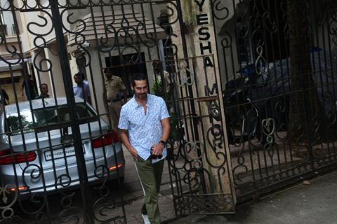 Dino Morea snapped outside Malaika Arora’s father’s house 