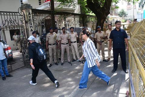 Kareena Kapoor snapped outside Malaika Arora’s father’s house 