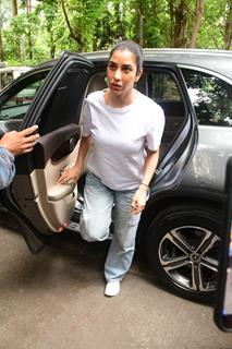 Sophie Choudry snapped outside Malaika Arora’s father’s house 